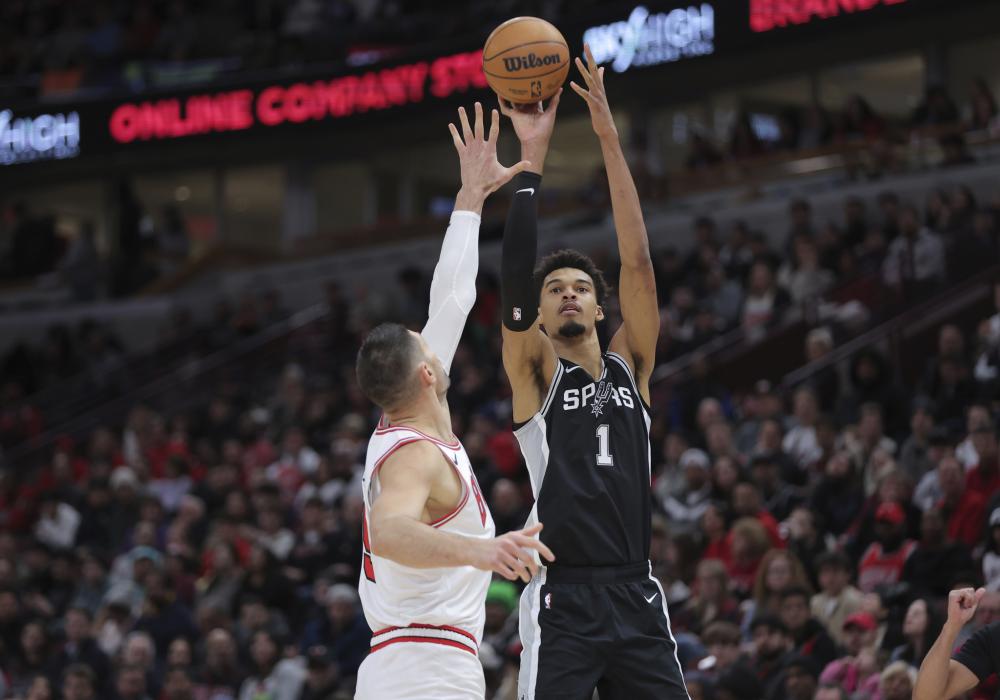 坐在电视前 坐在电视前